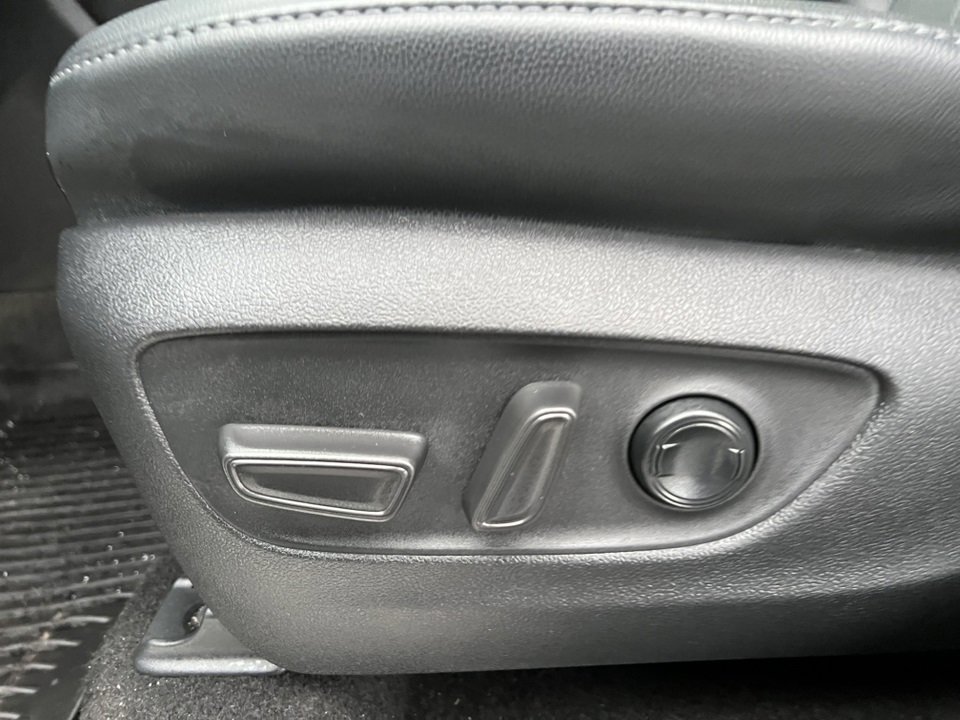 Used 2023 Toyota Highlander Limited image 14