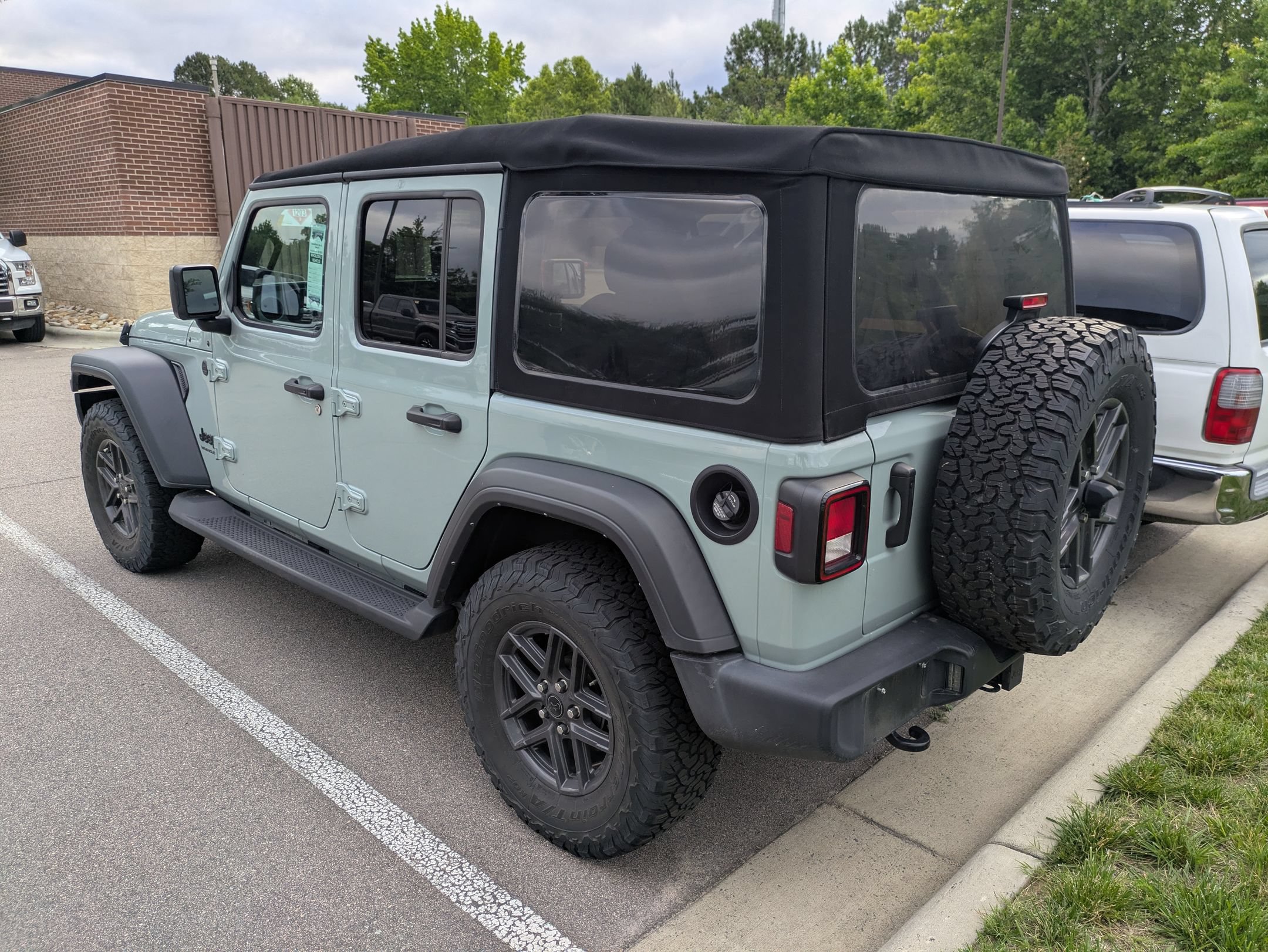 Used 2024 Jeep Wrangler Unlimited Sport AWD/4WD image 4