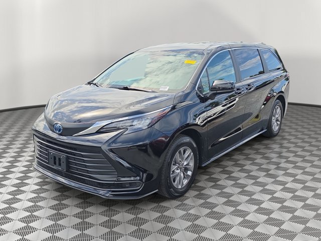 Used 2025 Toyota Sienna LE FWD image 3