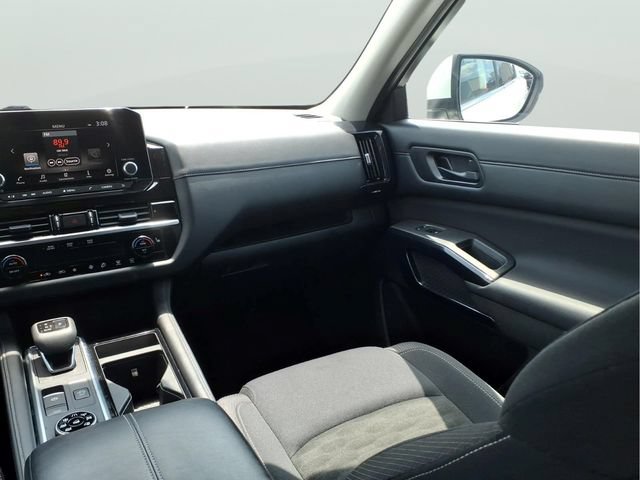 Used 2025 Nissan Pathfinder SV AWD/4WD image 12