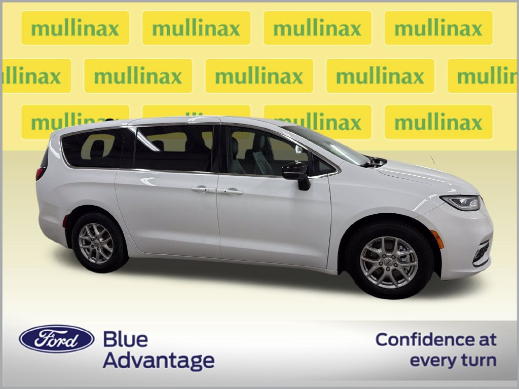 Used 2025 Chrysler Pacifica Select FWD image 2