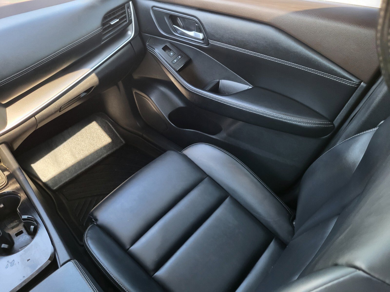 Used 2023 Nissan Rogue SV w/ SV Premium B Package image 16