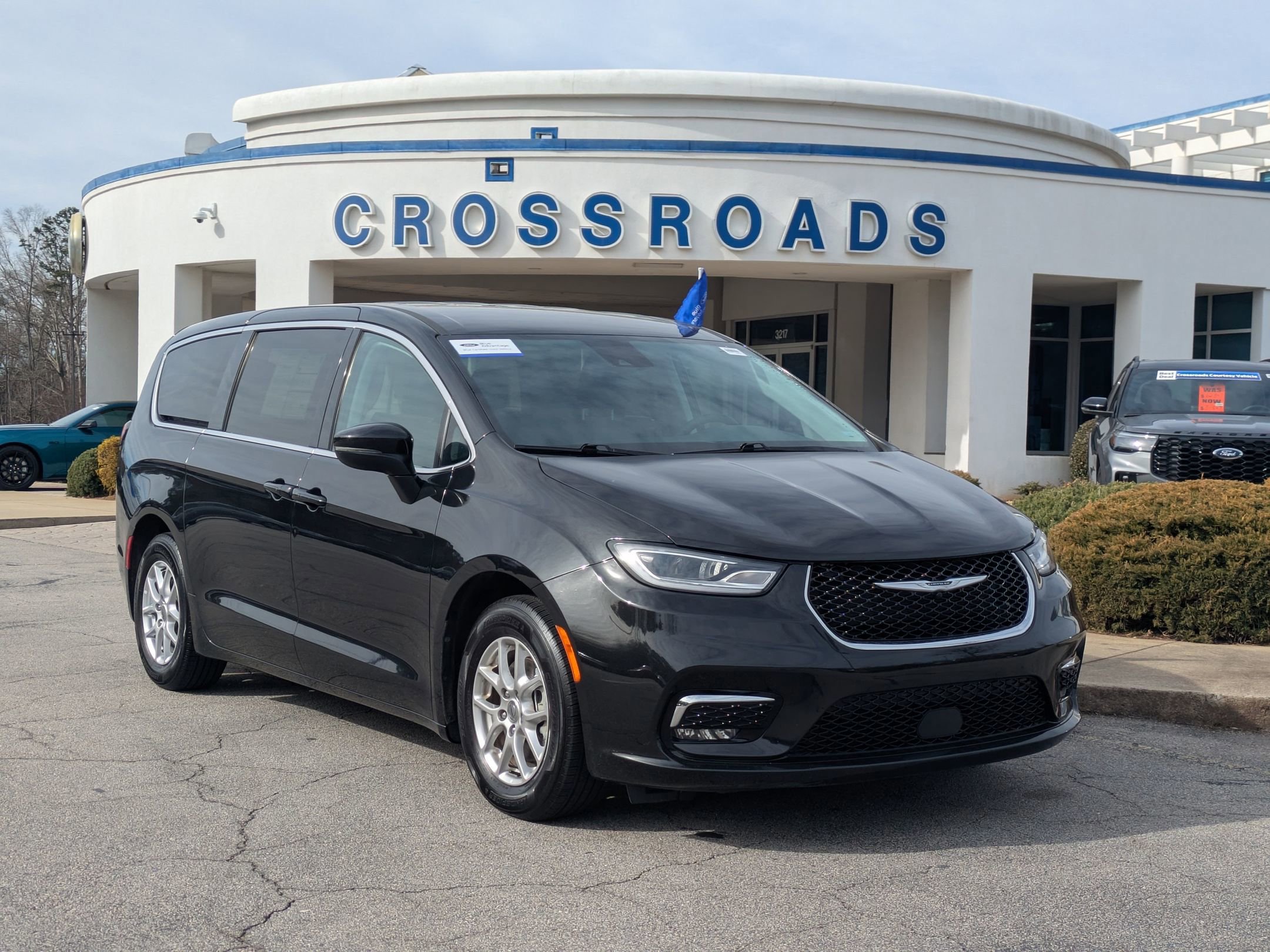 Used 2023 Chrysler Pacifica Touring-L image 5