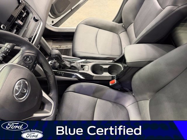 Used 2022 Toyota Corolla Cross XLE w/ Convenience Package FWD image 17