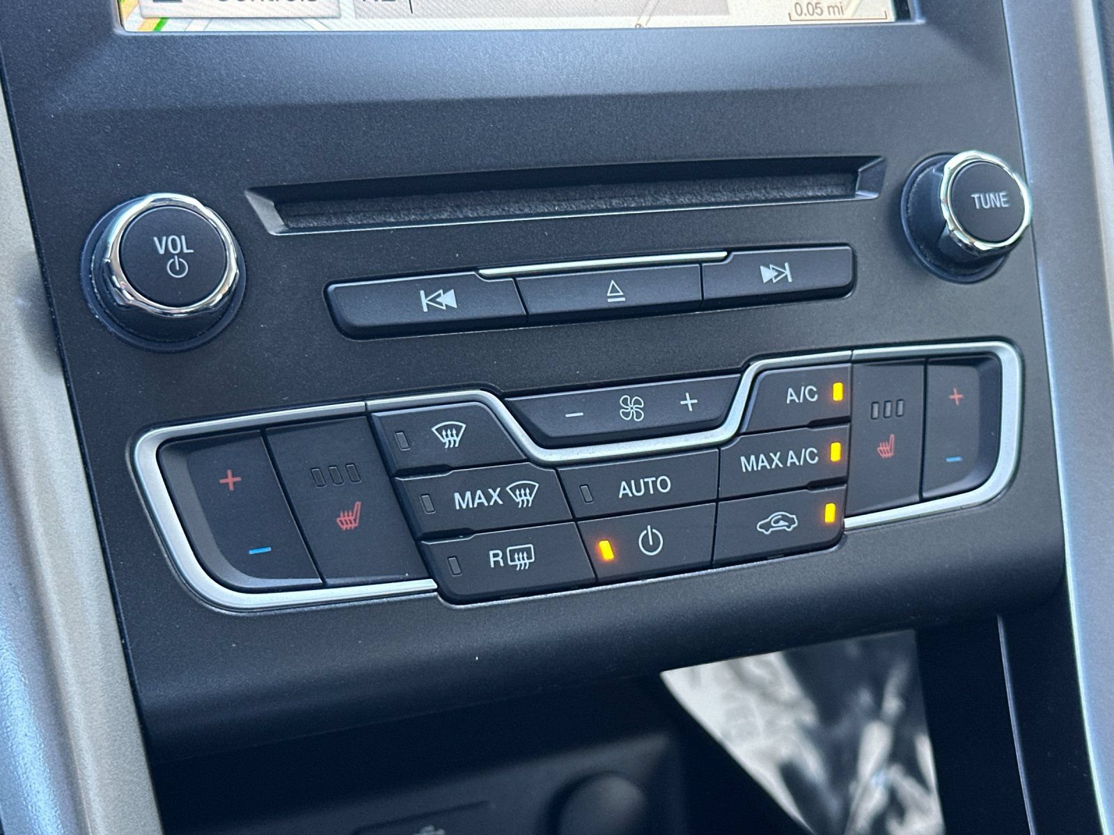 Certified 2018 Ford Fusion SE w/ Fusion SE Technology Package FWD image 21