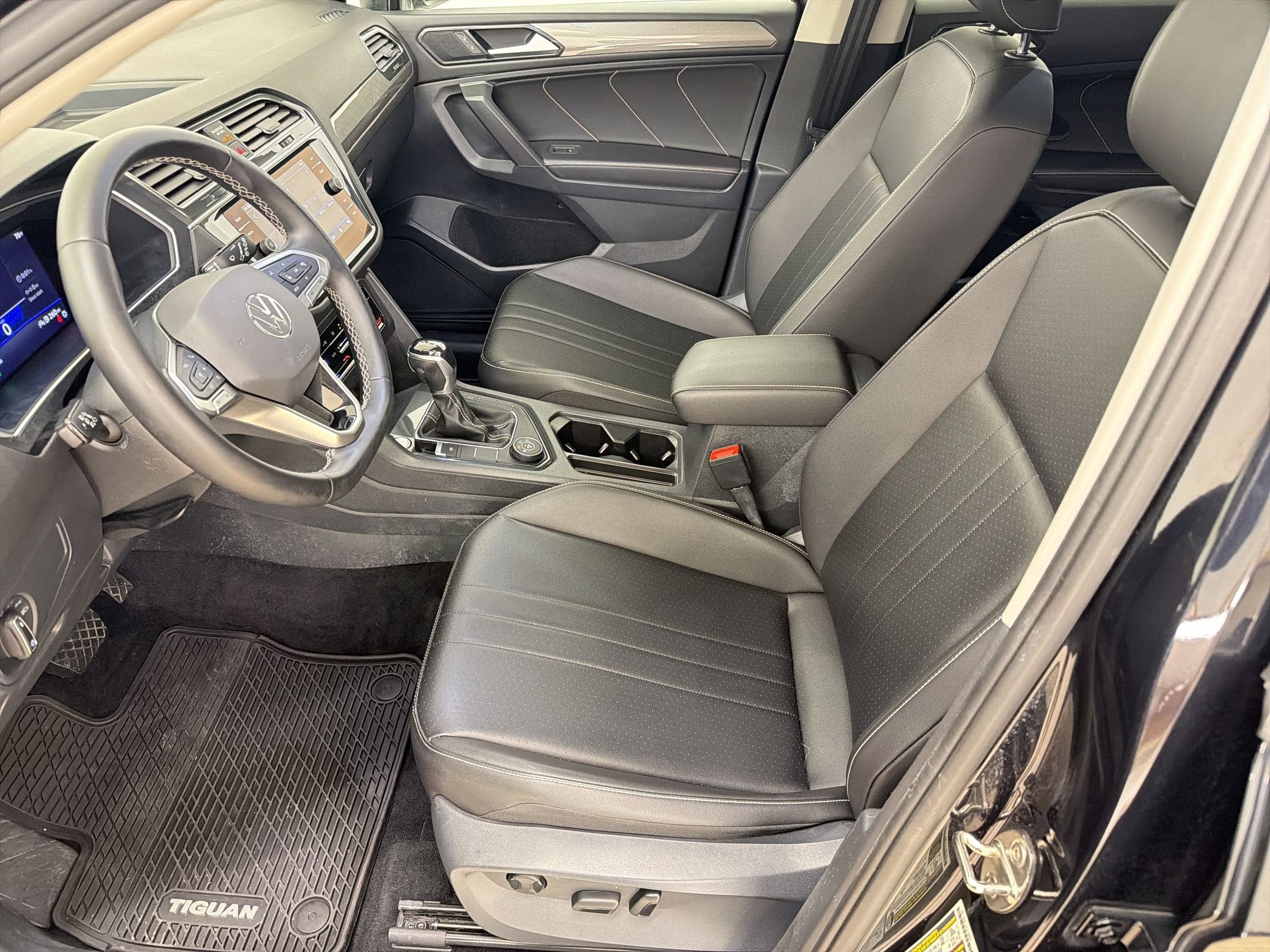 Used 2022 Volkswagen Tiguan SE w/ Panoramic Sunroof Package image 5