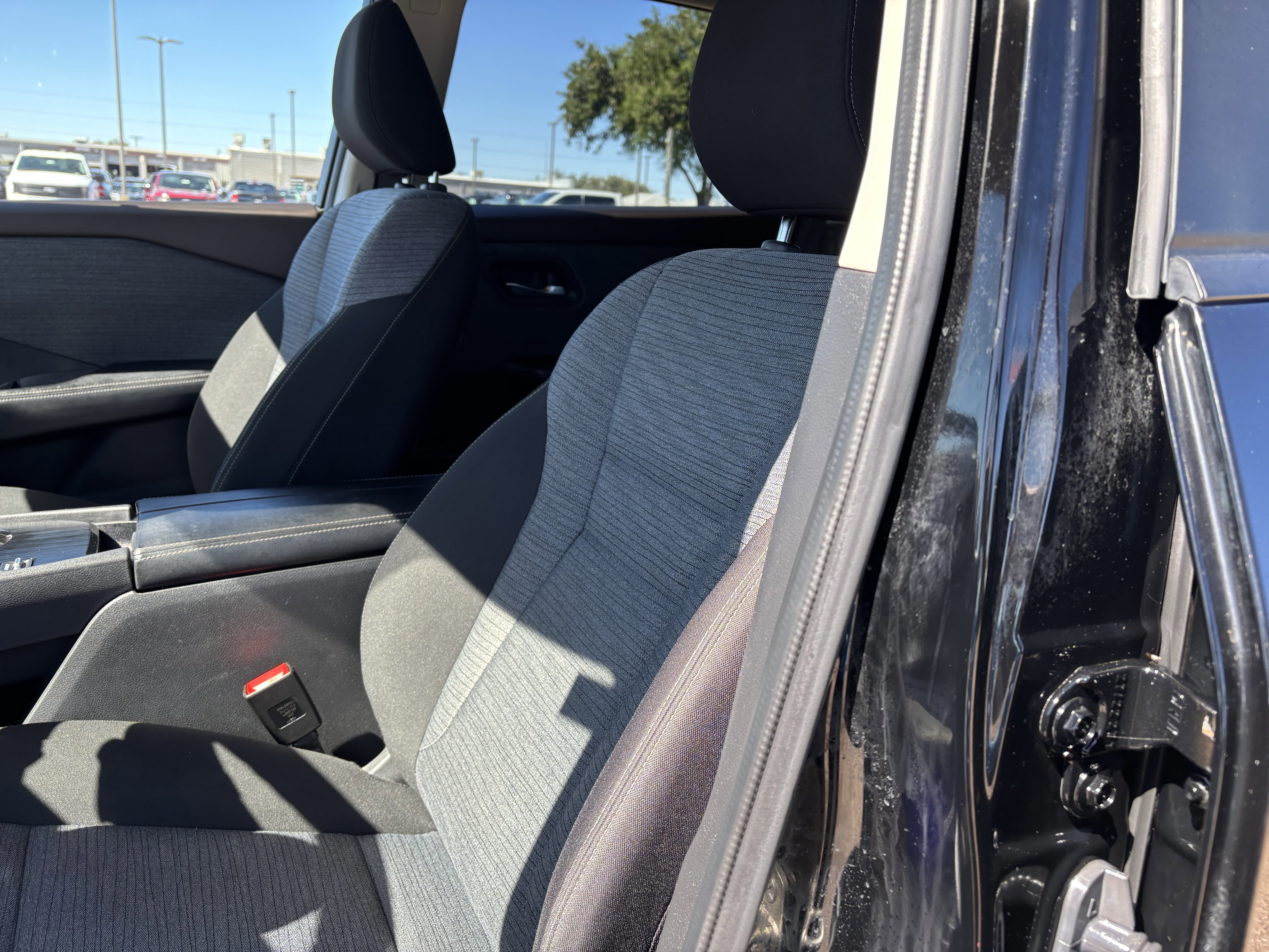 Used 2023 Nissan Rogue SV image 11