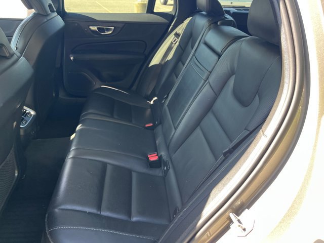 Used 2021 Volvo V60 T5 Cross Country image 29