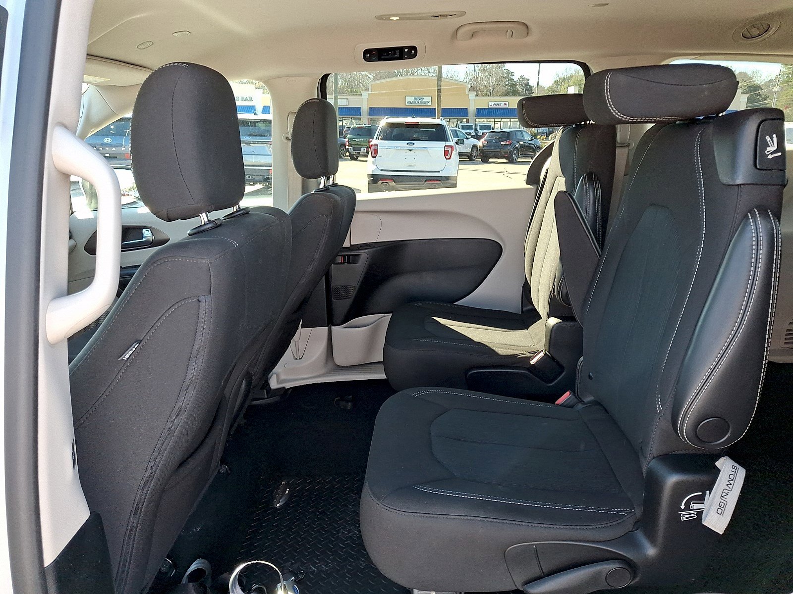 Used 2022 Chrysler Voyager LX image 9