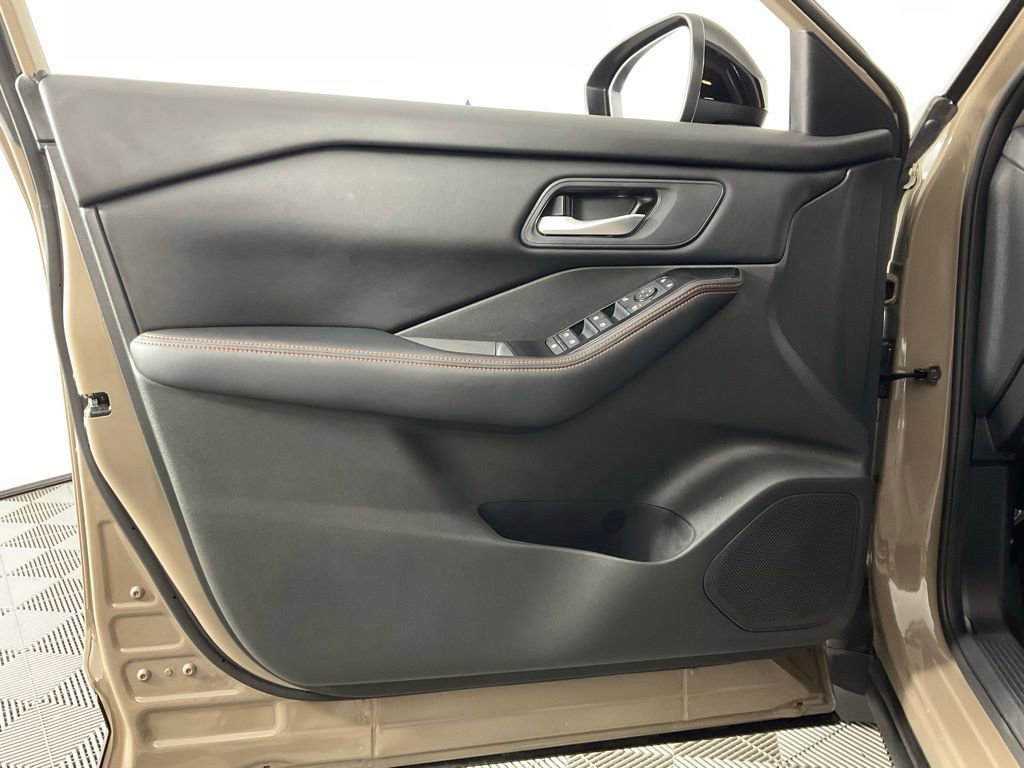 Used 2025 Nissan Rogue SV AWD/4WD image 12