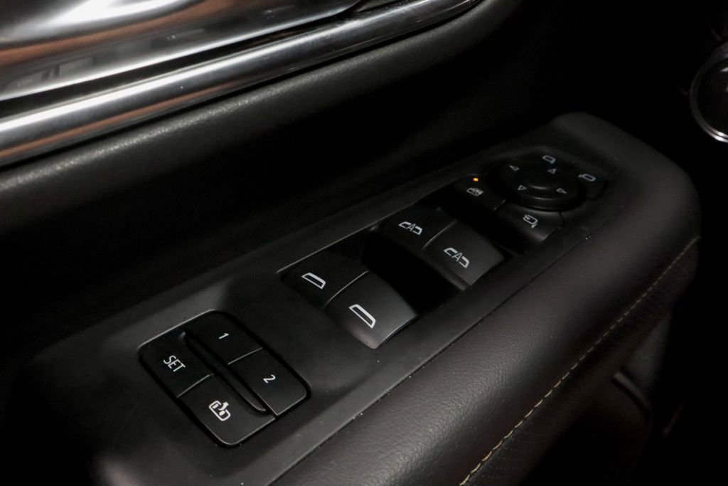 Used 2024 GMC Yukon SLT w/ SLT Luxury Package AWD/4WD image 27