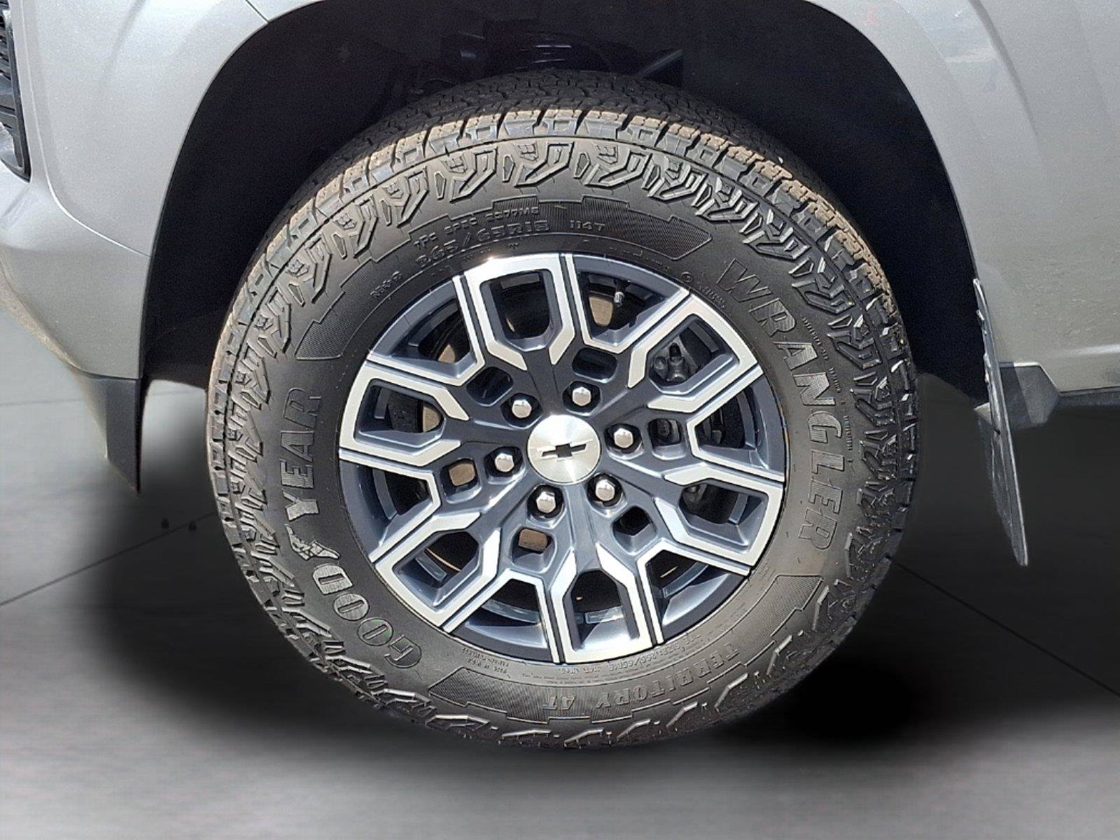 Used 2025 Chevrolet Colorado Z71 w/ Technology Package AWD/4WD image 9