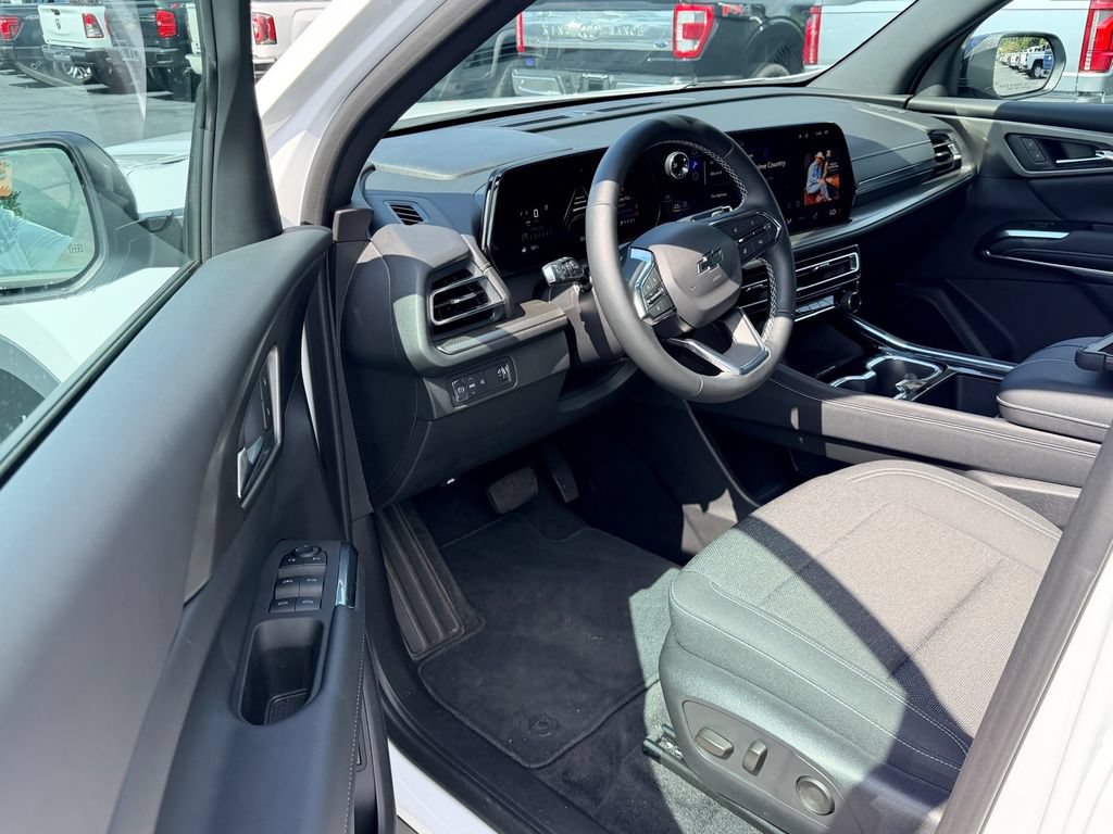 Used 2025 Chevrolet Traverse LT w/ Driver Confidence Package FWD image 10