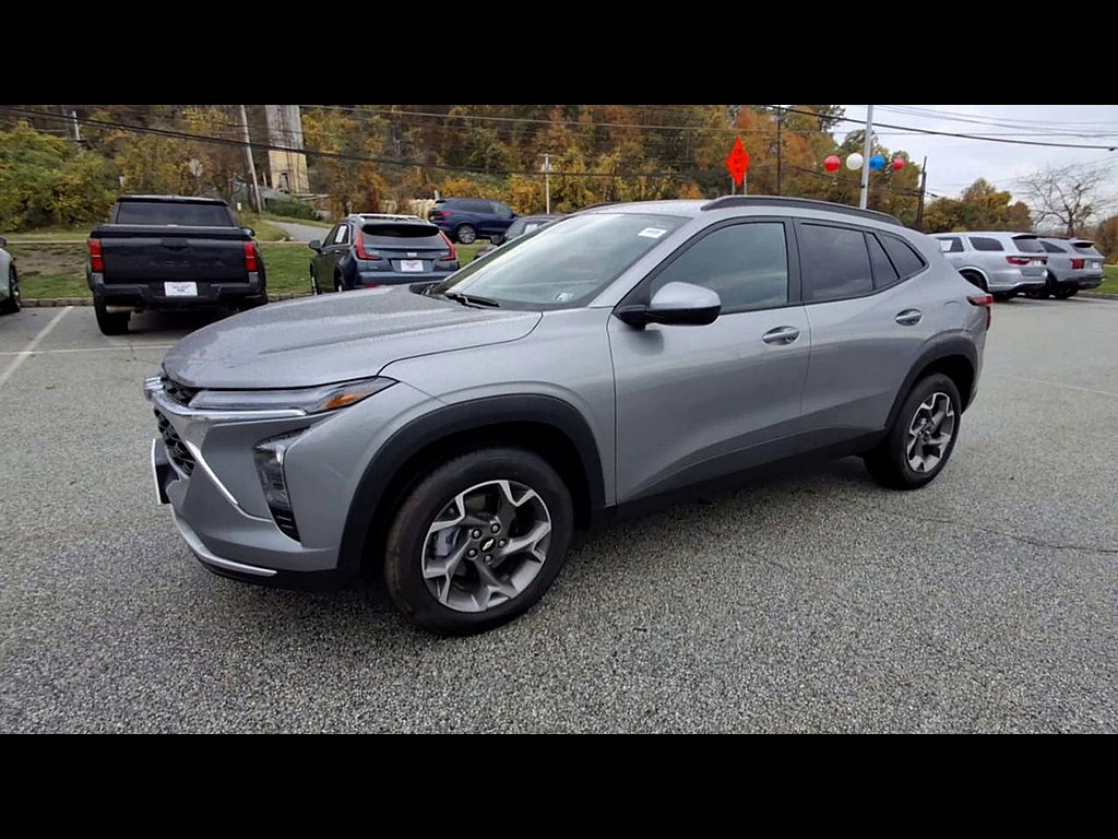Used 2025 Chevrolet Trax LT FWD image 4