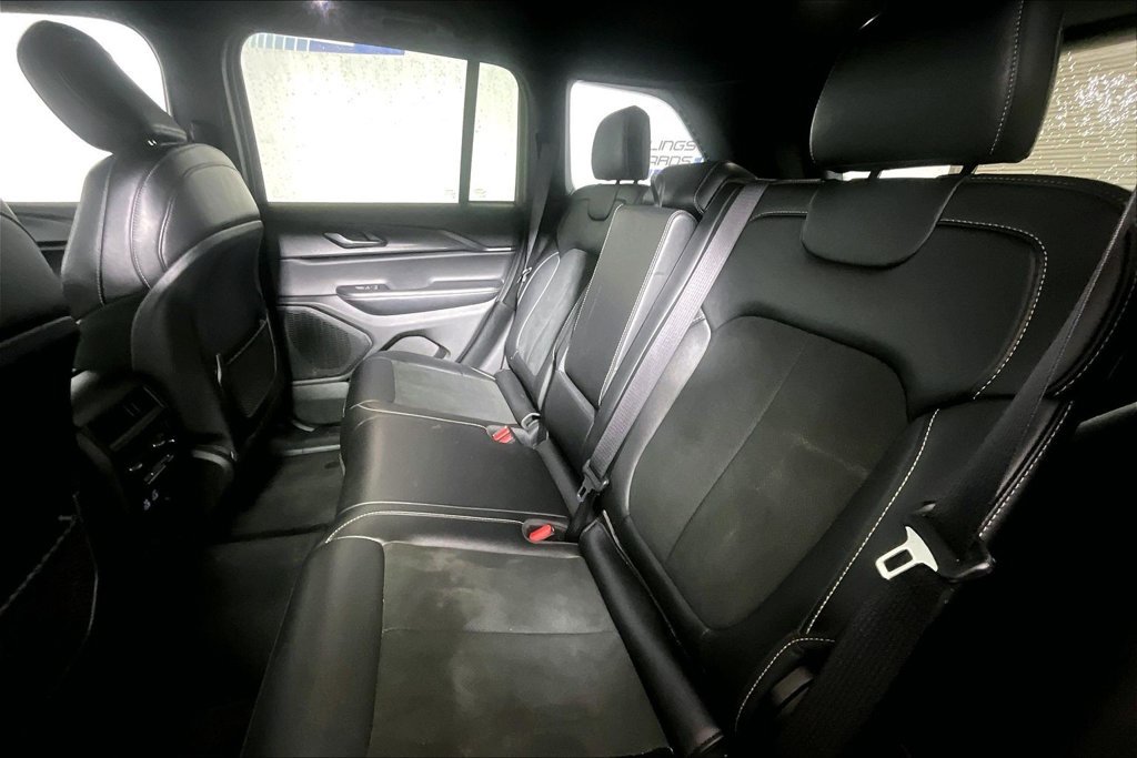 Used 2025 Jeep Grand Cherokee Altitude AWD/4WD image 21
