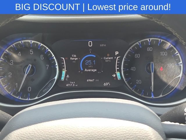 Used 2023 Chrysler Pacifica Touring-L FWD image 46