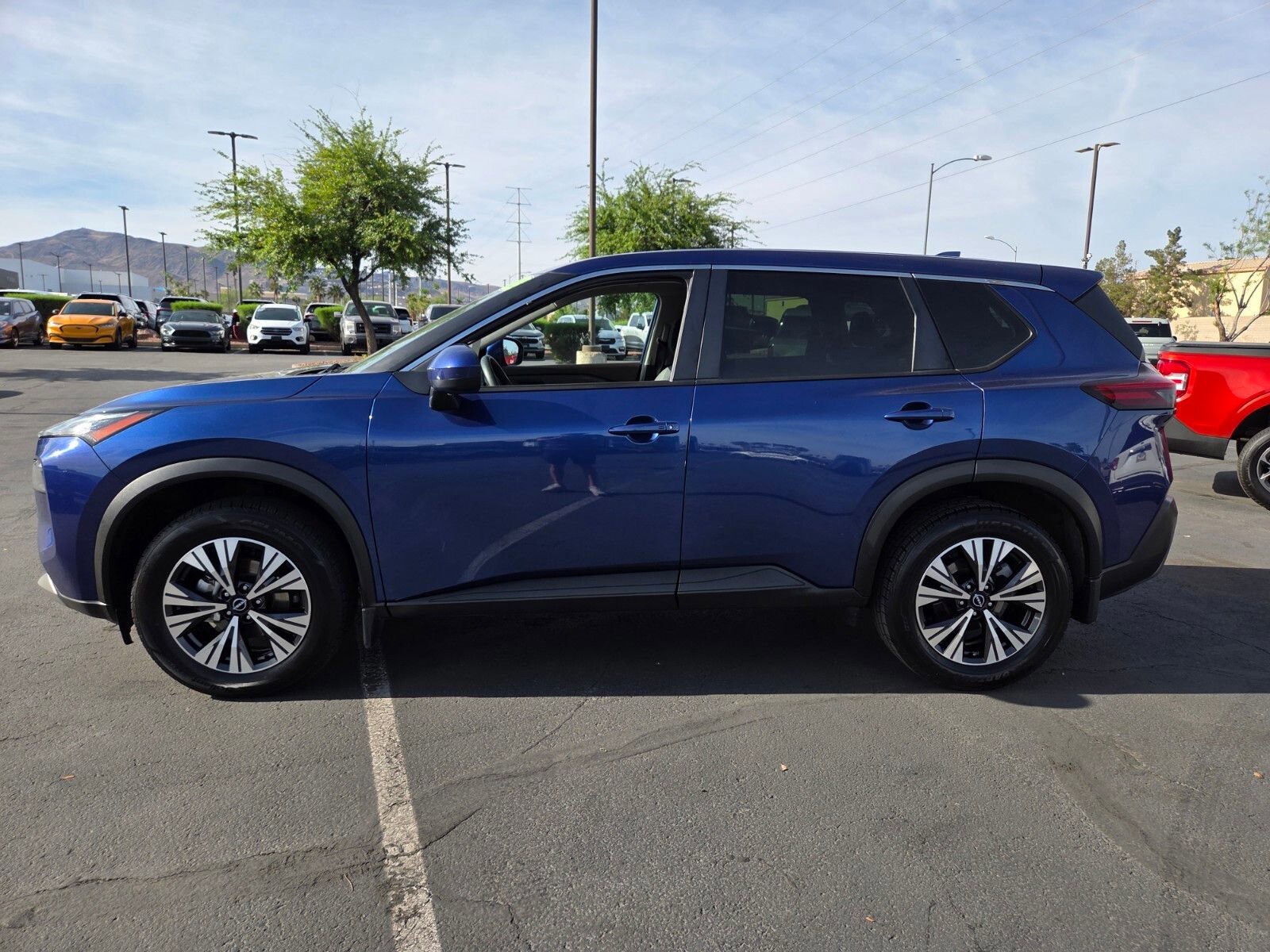 Used 2023 Nissan Rogue SV image 2