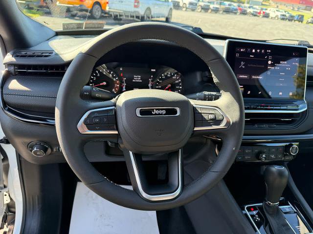 Used 2025 Jeep Compass Latitude w/ Convenience Group AWD/4WD image 13