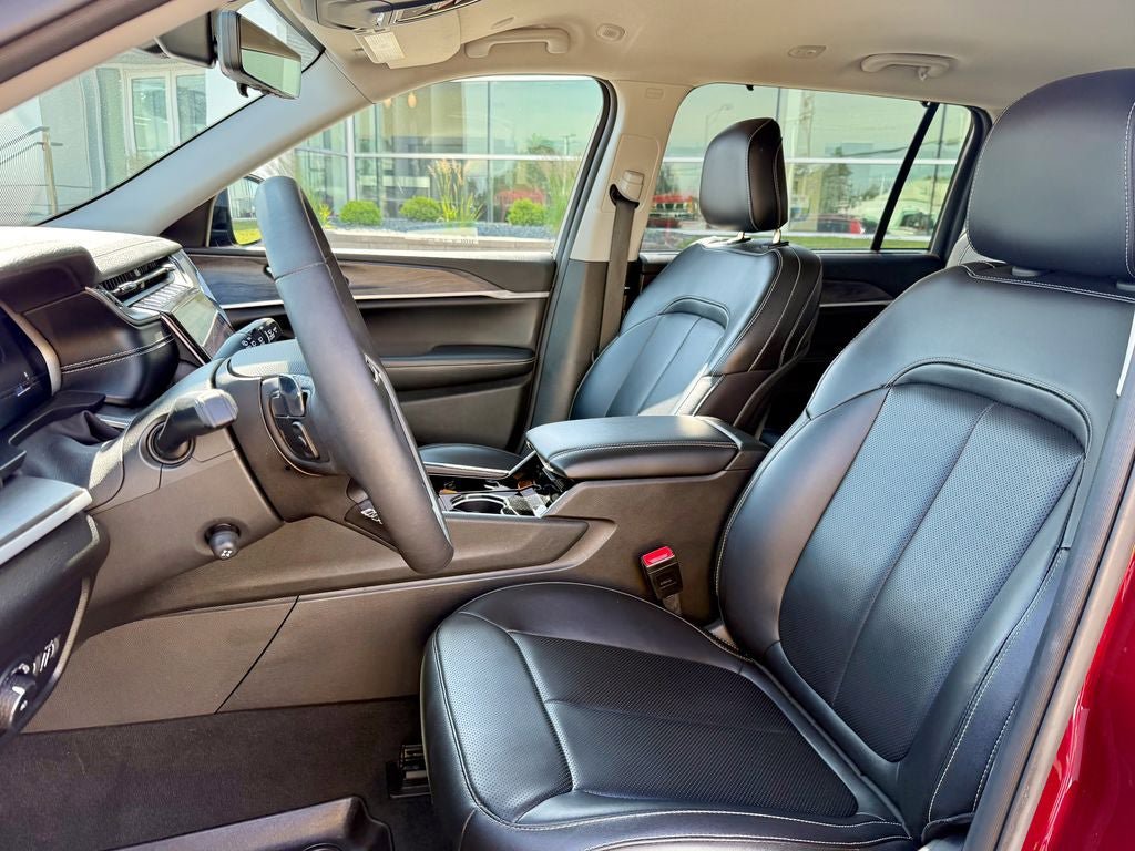 Used 2023 Jeep Grand Cherokee L Limited w/ Luxury Tech Group II AWD/4WD image 10