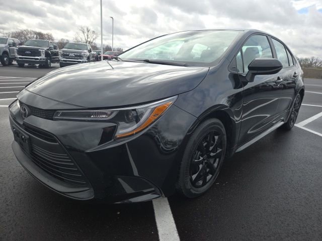 Used 2025 Toyota Corolla LE image 3