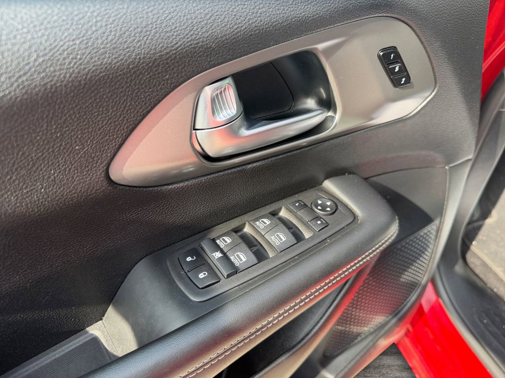 Used 2025 Chrysler Pacifica Select FWD image 15