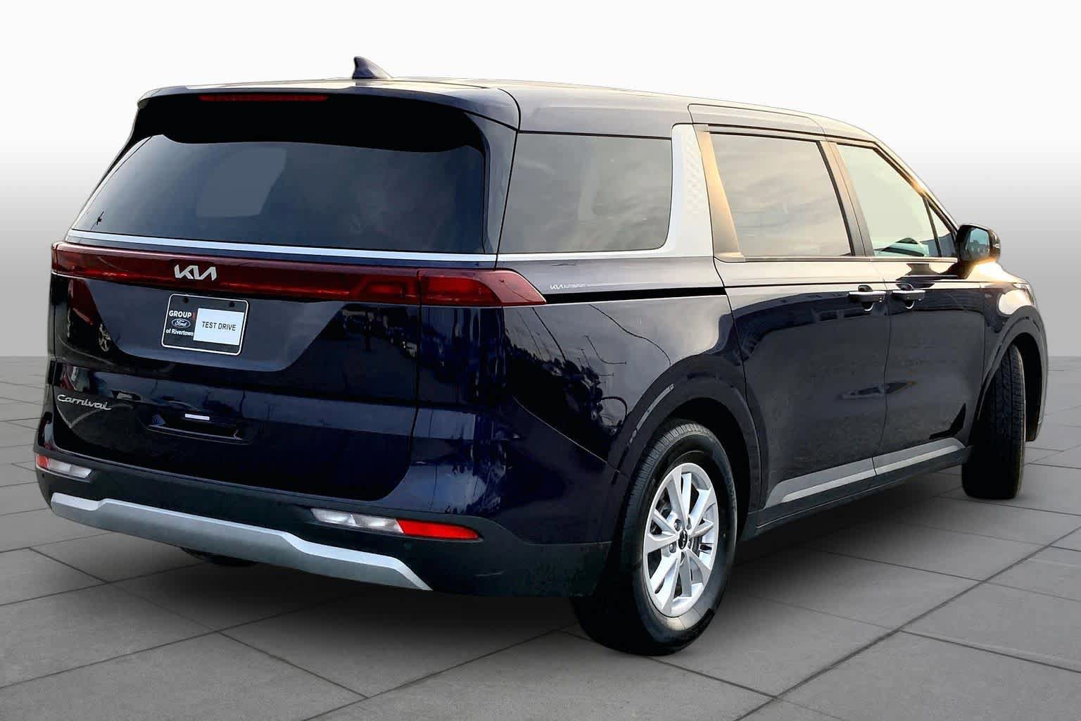 Used 2022 Kia Carnival LX FWD image 12