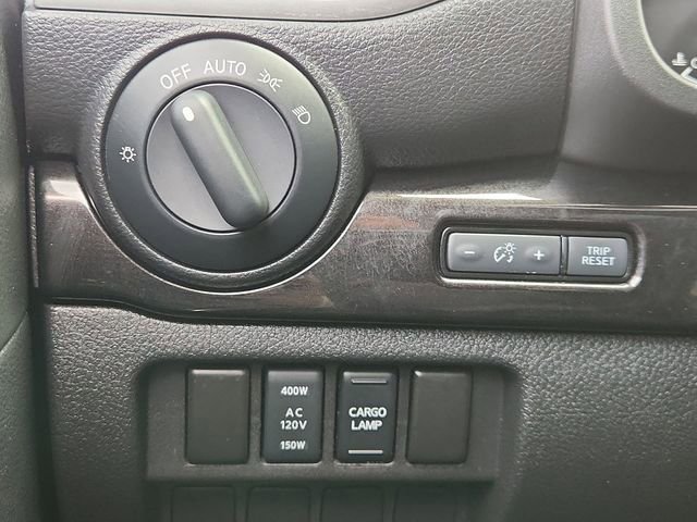 Used 2018 Nissan Titan SV w/ SV Convenience Package RWD image 18