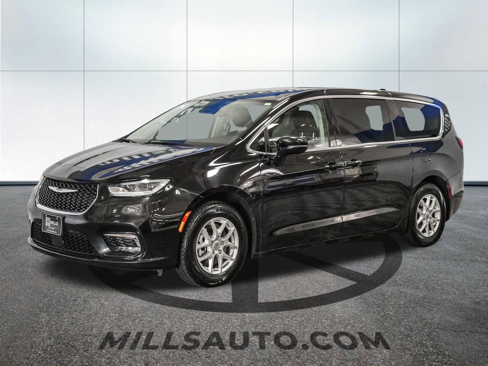 Used 2024 Chrysler Pacifica Touring-L image 2