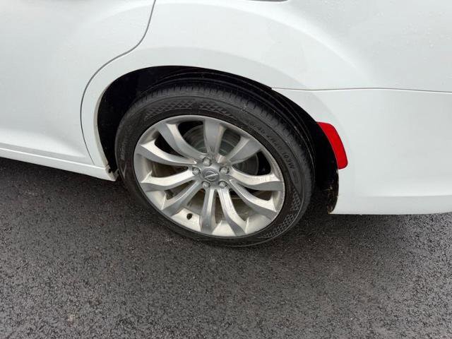Used 2019 Chrysler 300 Touring w/ Chrome Appearance Package image 8