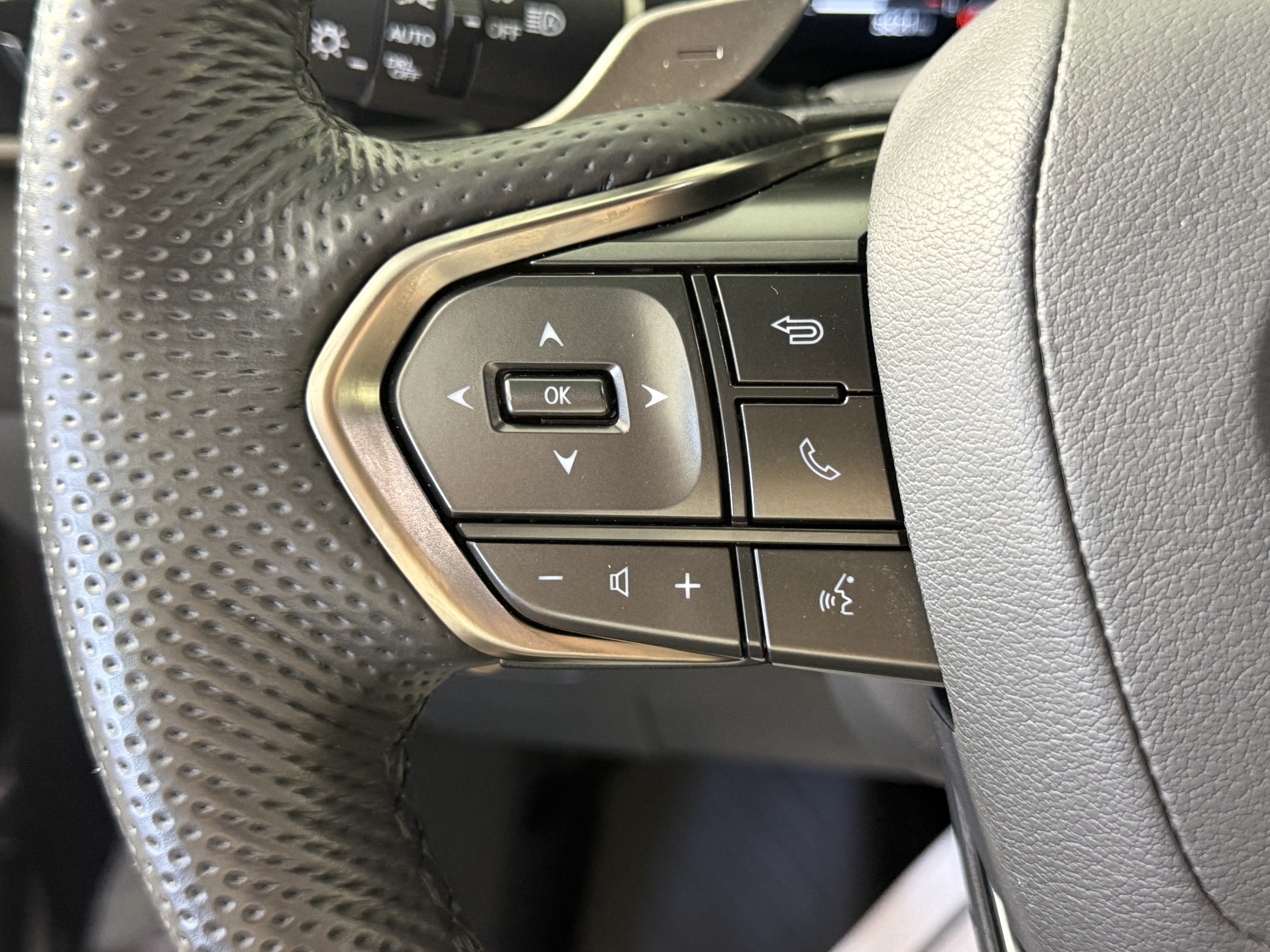 Used 2025 Lexus TX 500h AWD w/ Technology Package image 28
