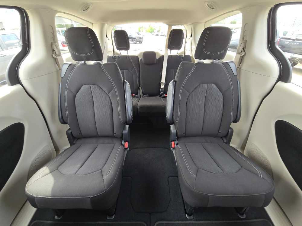 Used 2023 Chrysler Voyager LX FWD image 18