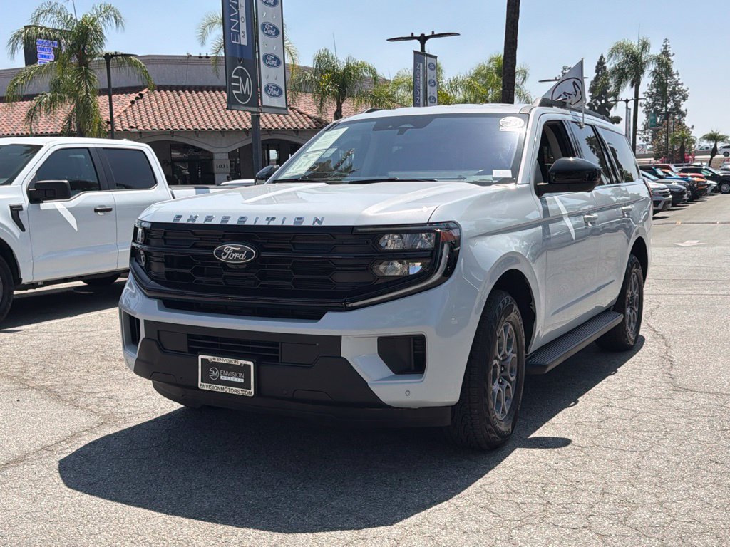Certified 2025 Ford Expedition Active AWD/4WD image 5