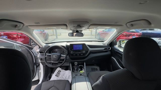 Used 2024 Toyota Highlander LE FWD image 23