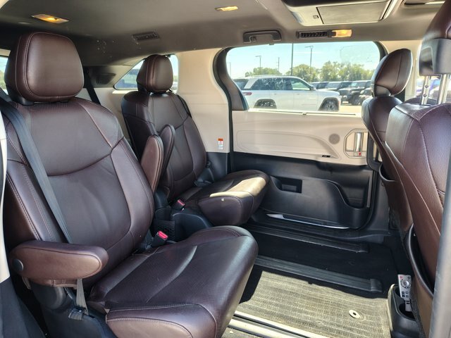 Used 2021 Toyota Sienna Platinum AWD/4WD image 16