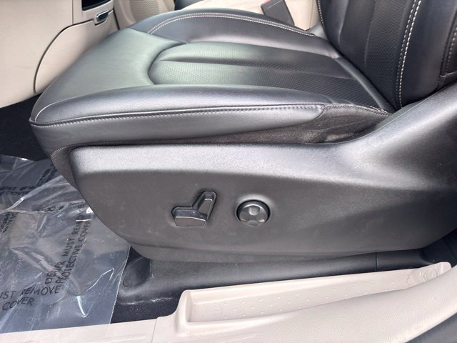 Used 2024 Chrysler Pacifica Limited FWD image 13