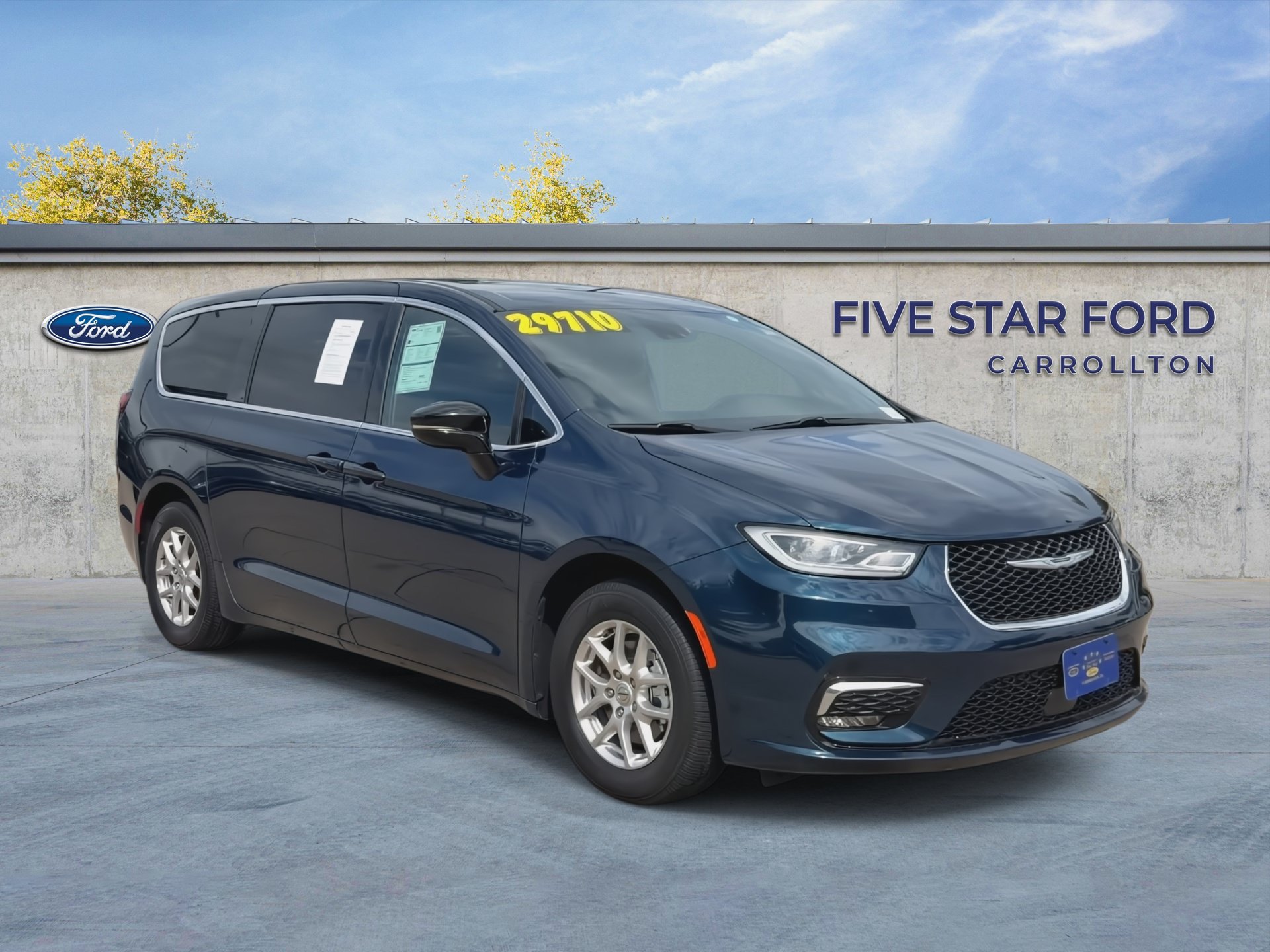 Used 2025 Chrysler Pacifica Select FWD image 2