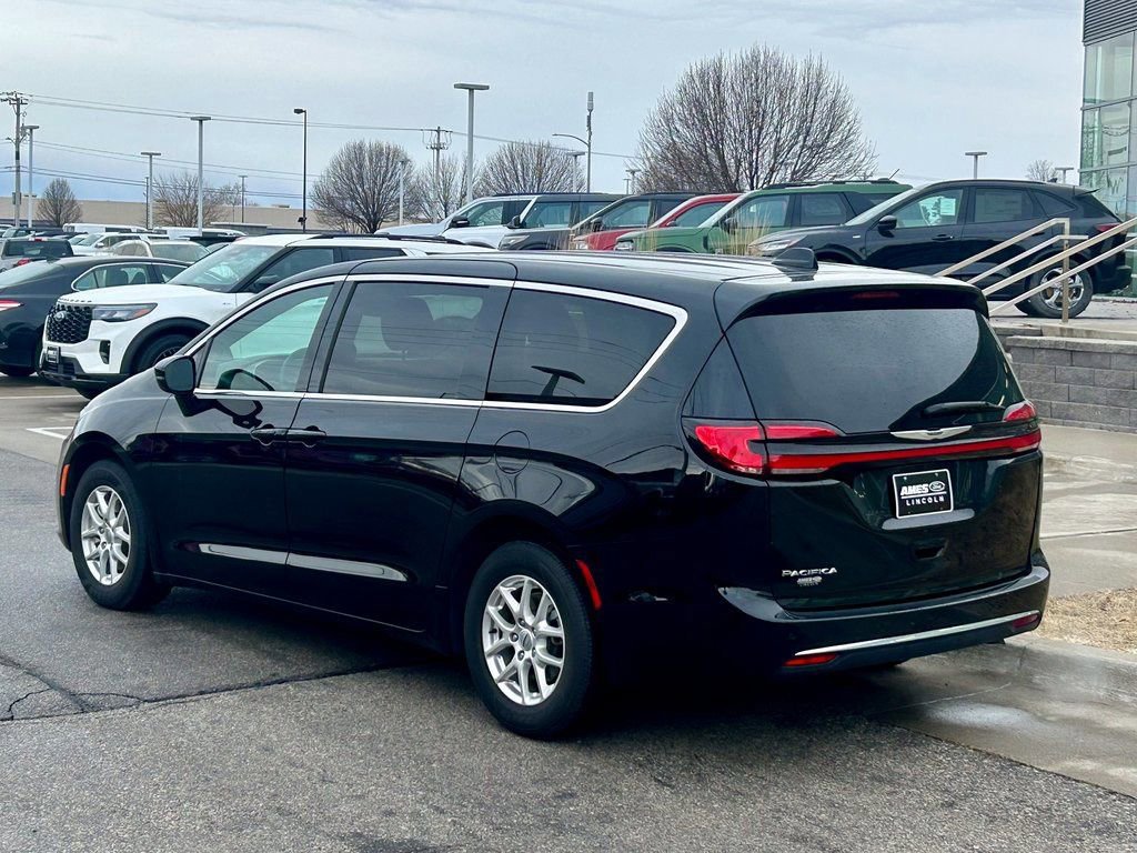 Used 2025 Chrysler Pacifica Select image 4