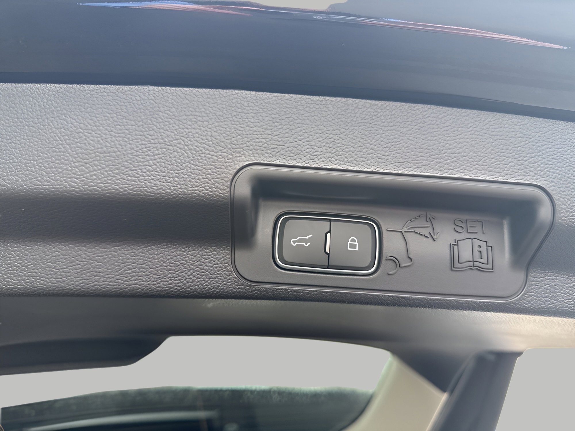 Certified 2025 Ford Explorer Active w/ Active Comfort Package image 29