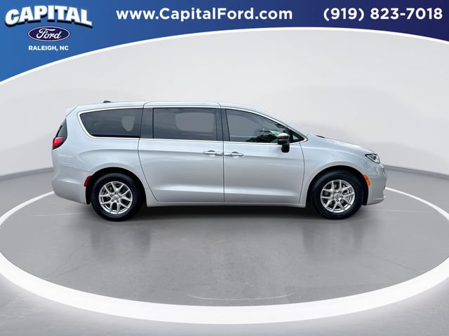 Used 2024 Chrysler Pacifica Touring-L FWD image 9