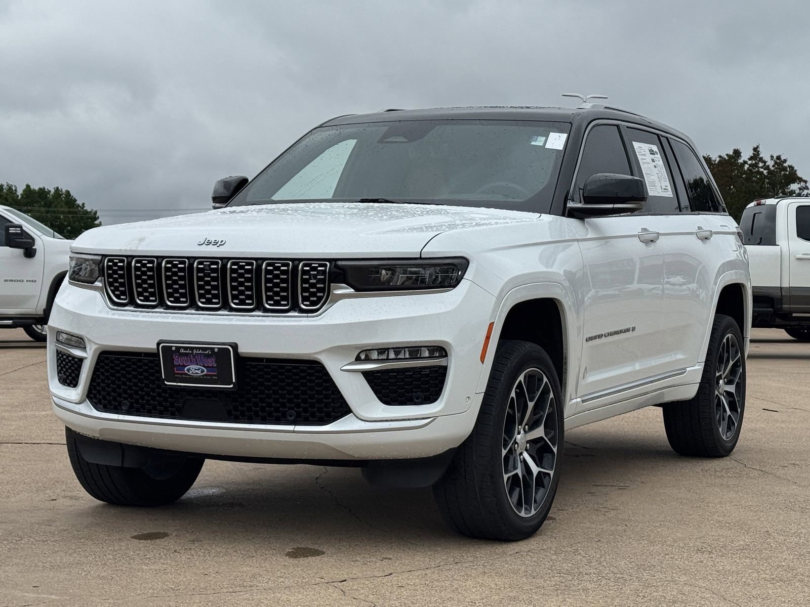 Used 2023 Jeep Grand Cherokee Summit AWD/4WD image 8