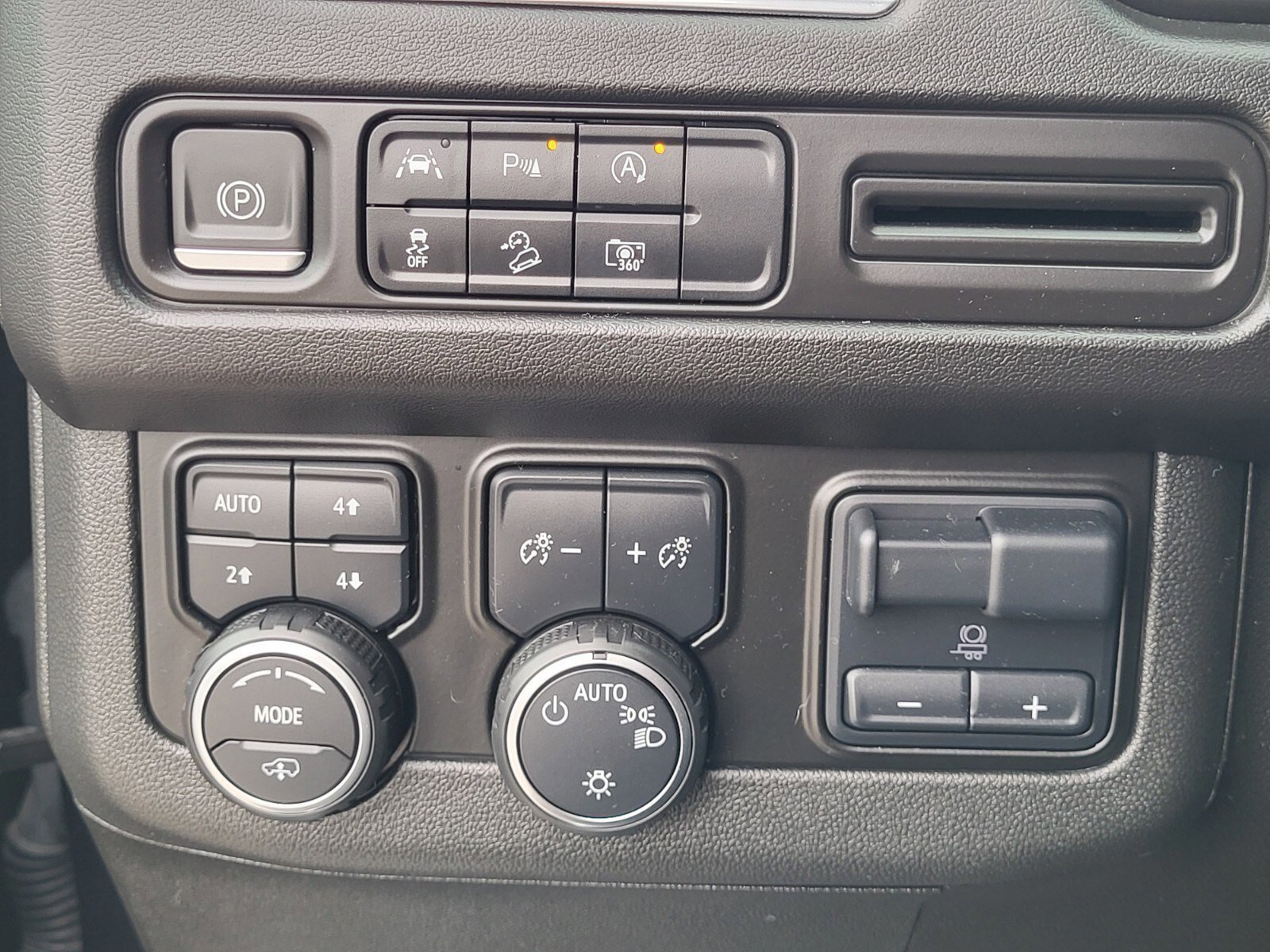 Used 2023 Chevrolet Suburban Z71 w/ Z71 Off-Road Package image 25