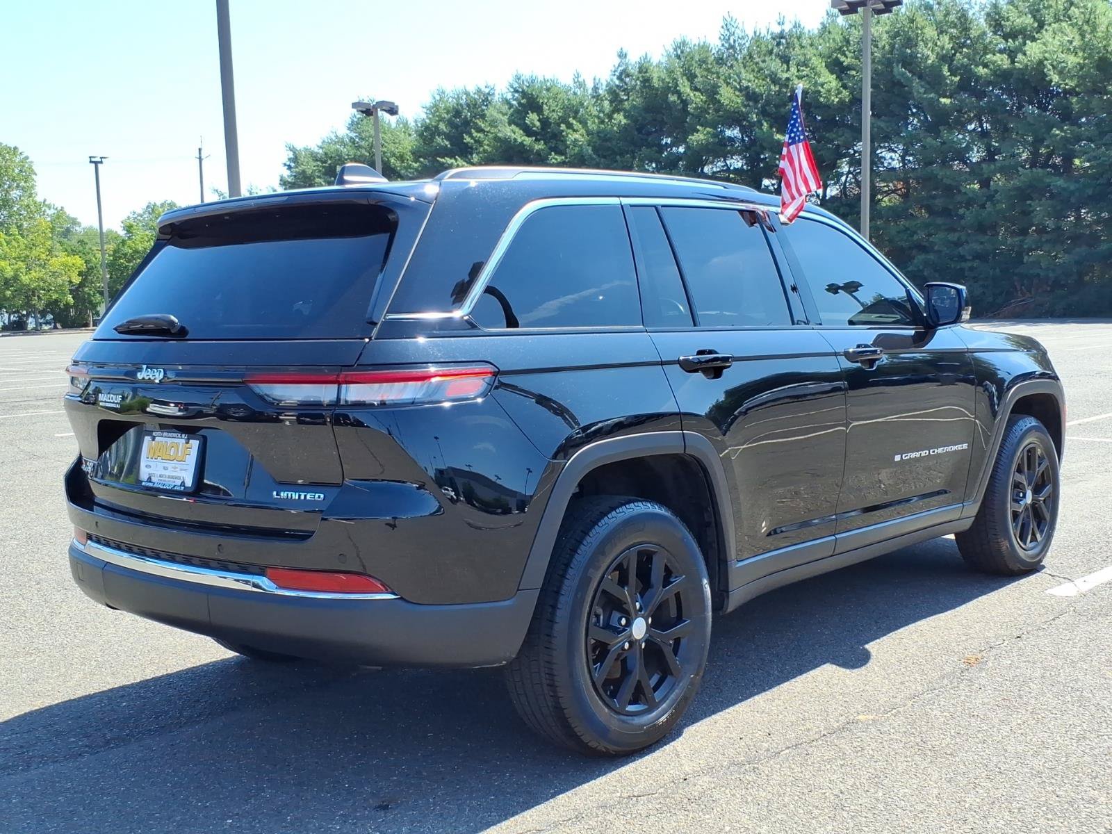 Used 2022 Jeep Grand Cherokee Limited AWD/4WD image 6