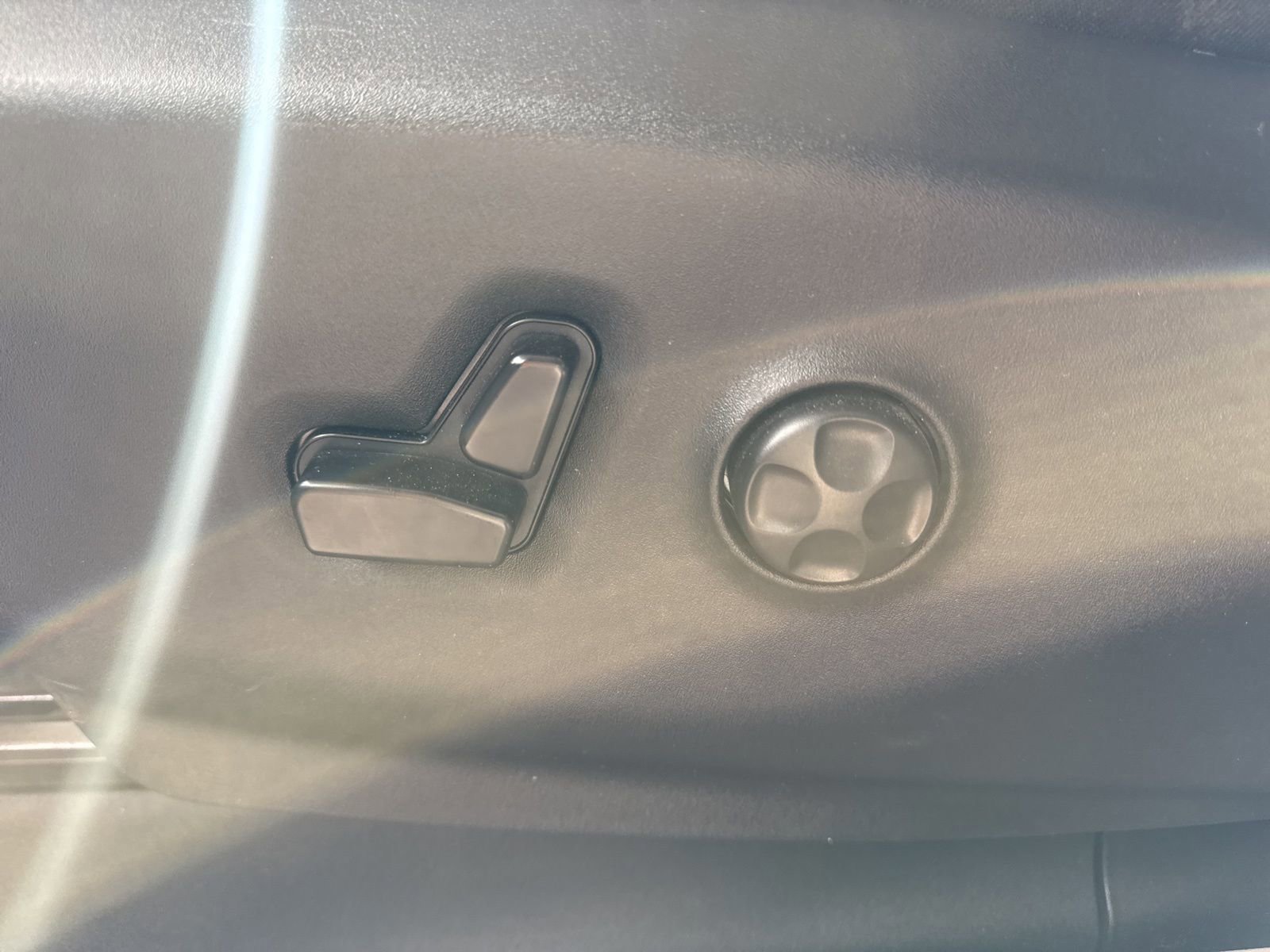 Used 2024 Chrysler Pacifica Touring-L image 23