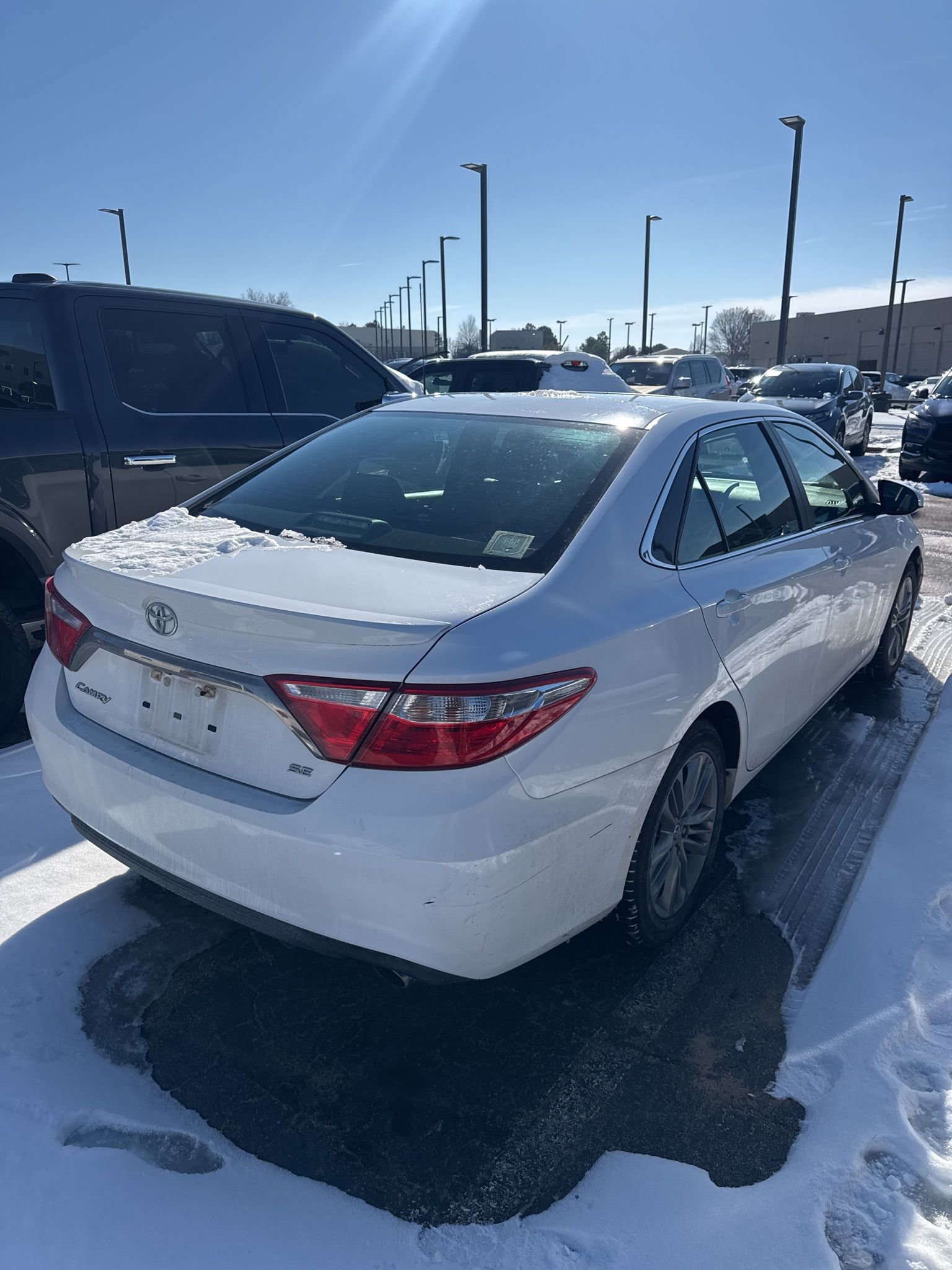 Used 2017 Toyota Camry SE image 3
