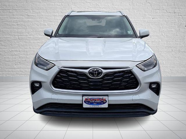 Used 2022 Toyota Highlander XLE AWD/4WD image 2