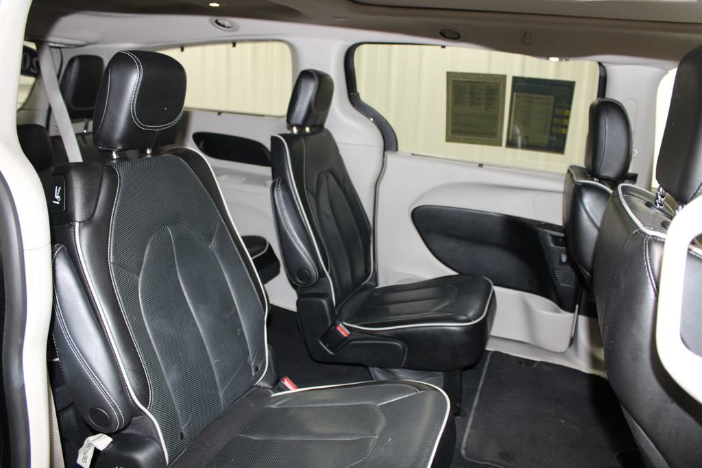 Used 2023 Chrysler Pacifica Limited FWD image 29