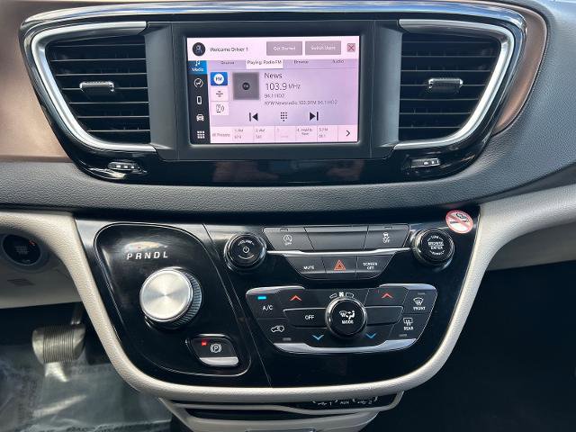 Used 2022 Chrysler Voyager LX image 29