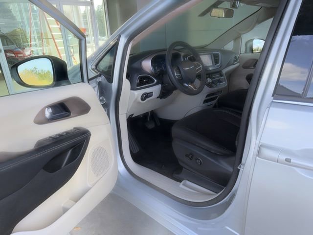 Used 2022 Chrysler Voyager LX image 11
