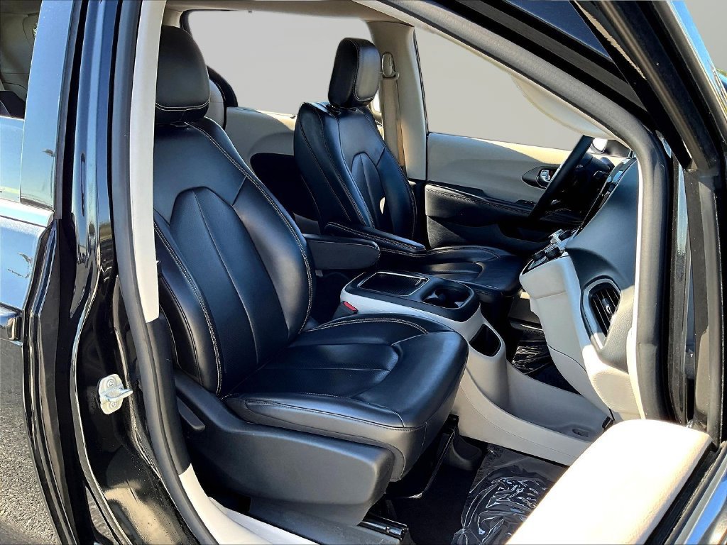 Used 2023 Chrysler Pacifica Touring-L FWD image 37
