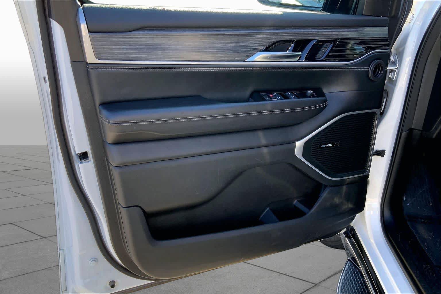 Used 2024 Jeep Wagoneer L Series II w/ Flexible Seating Group AWD/4WD image 20